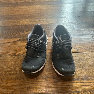 On cloud sneakers size 6.5. Black